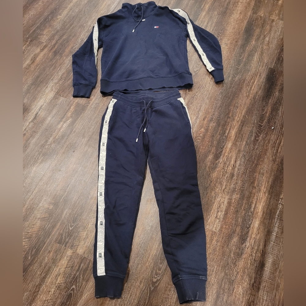 Tommy Hilfiger pullover Sweatshirt small & Sweatpants xxs matching set